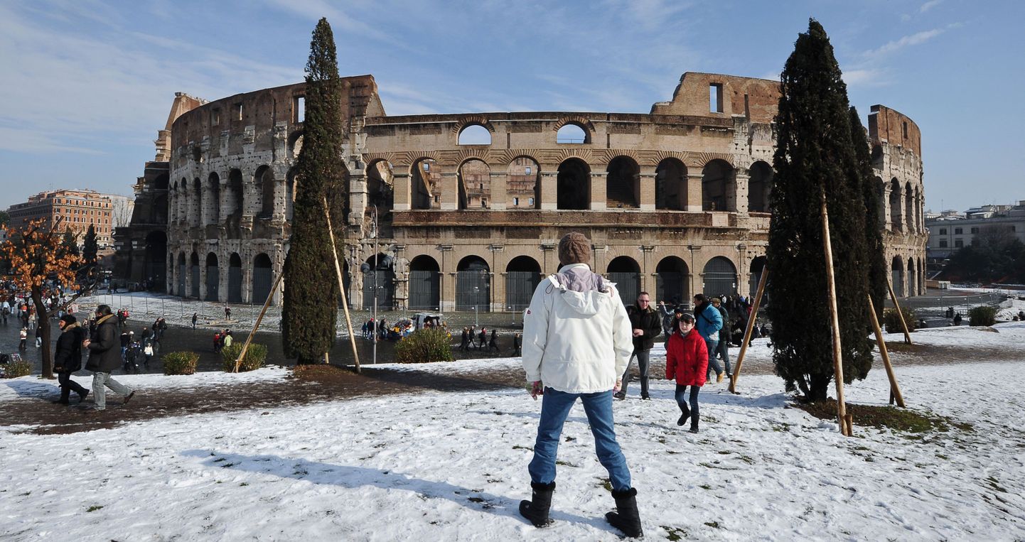 Itaalia pealinnas Roomas sadas teist korda sel nädalal lund.