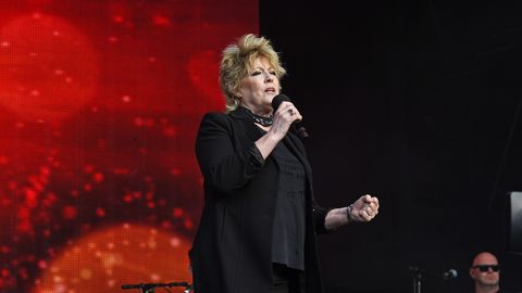 VAATA VIDEOT! ⟩ Õllesummeril üles astuv Eurovisiooni võitja Katrina saadab Eesti publikule tervitused
