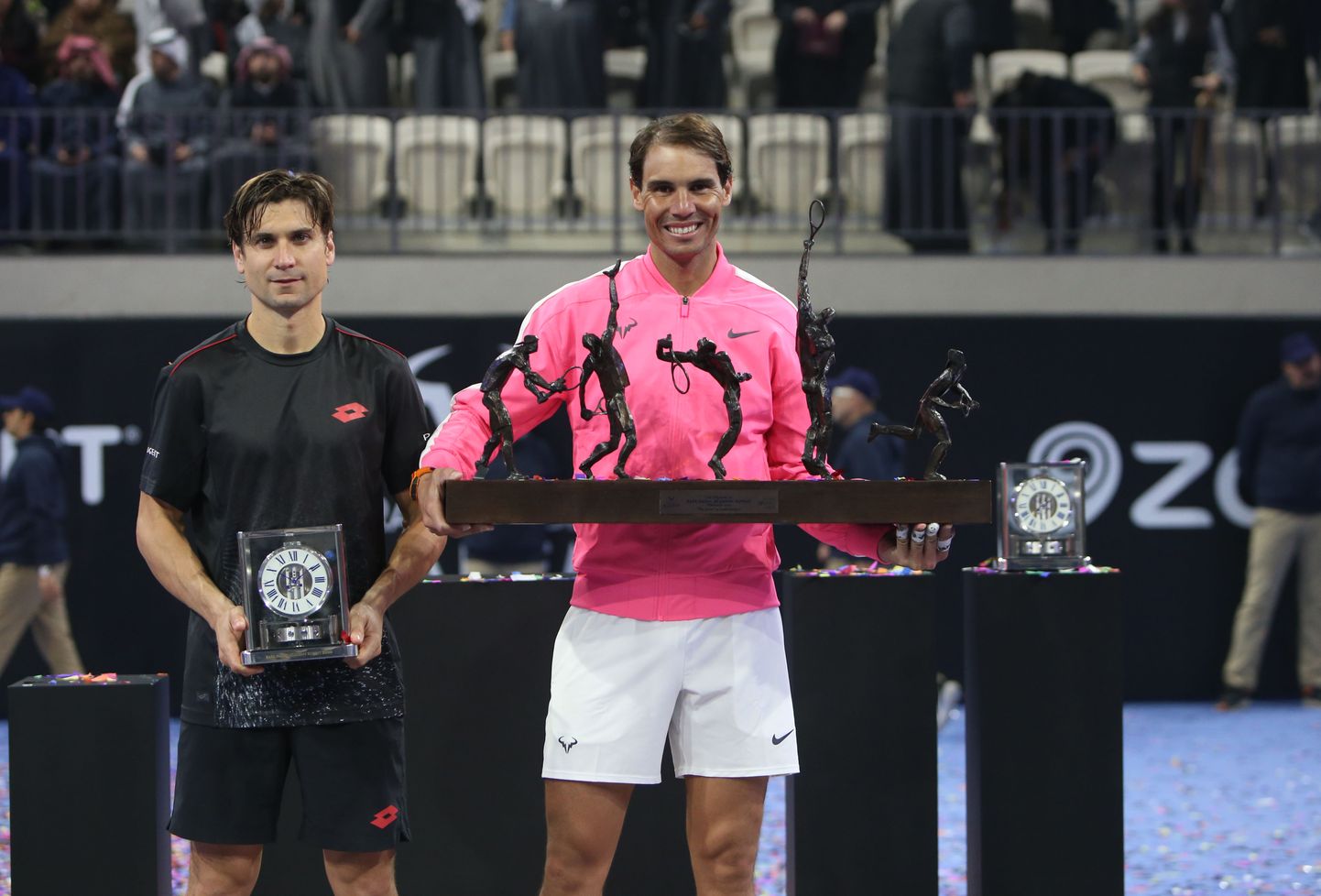 Rafael Nadal (paremal) pidas Kuveidis akadeemia avamisel näidismatši kaasmaalase David Ferreriga.