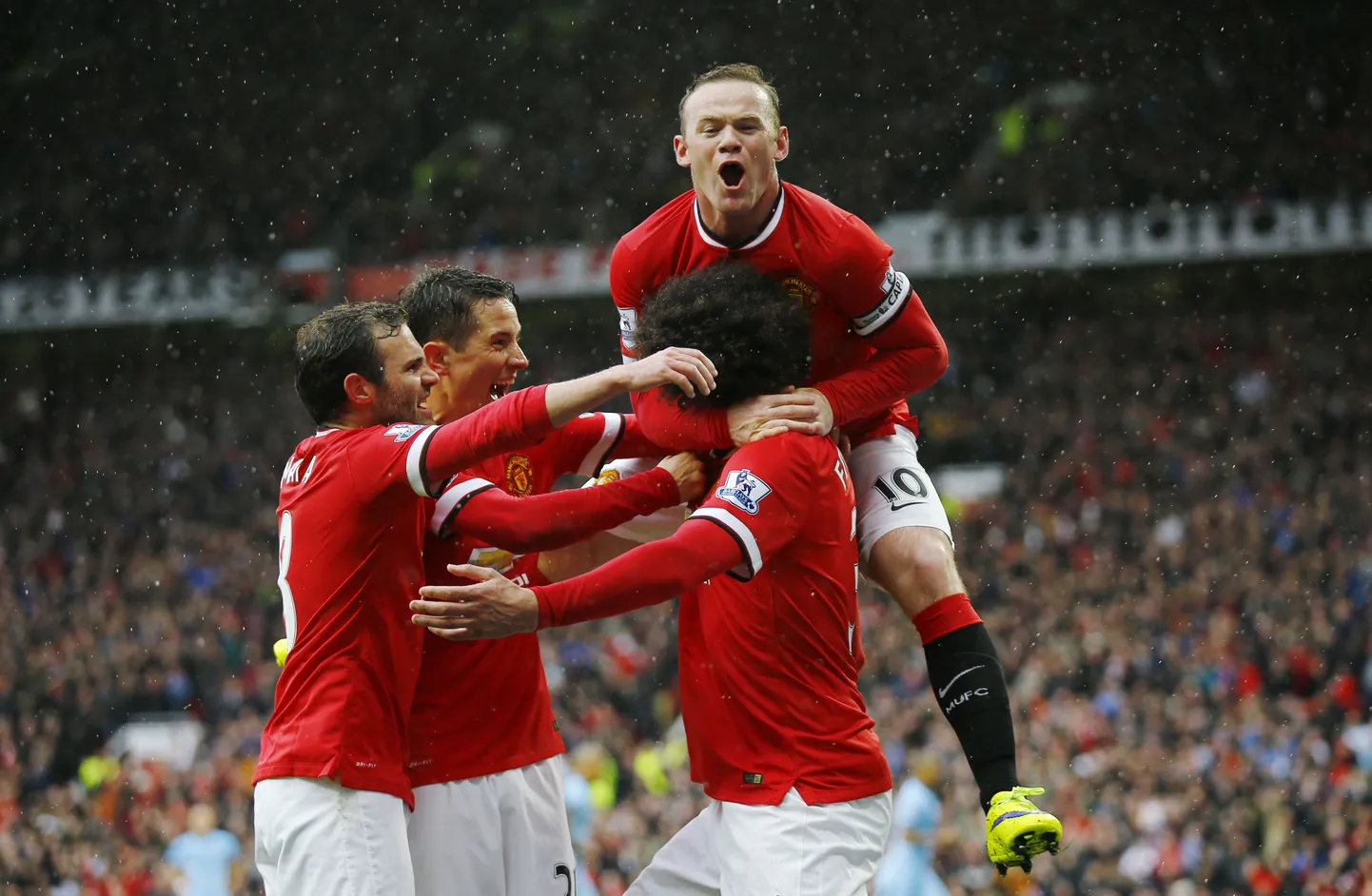 Manchester Unitedi mängijad rõõmustamas.