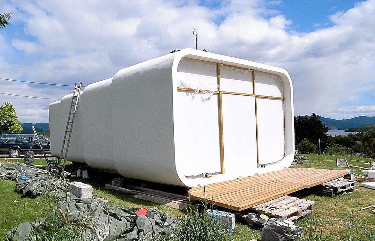 Karavani moel transporditavast teleskoopelamust saab 40-ruutmeetrise verandaga maja.