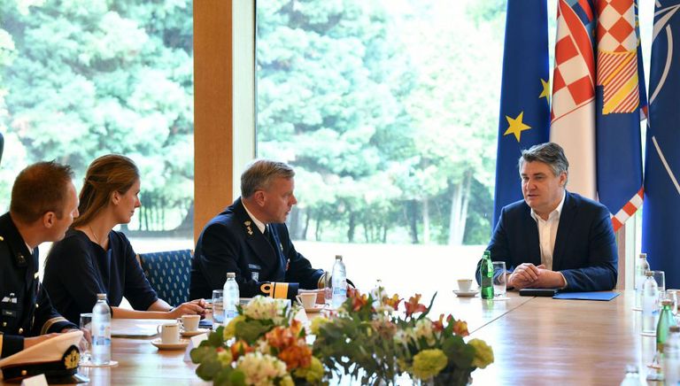 Председатель Военного комитета НАТО с июня 2021 года Роб Бауэр во время встречи с президентом Хорватии Зораном Милановичем в Загребе, май 2022 года.