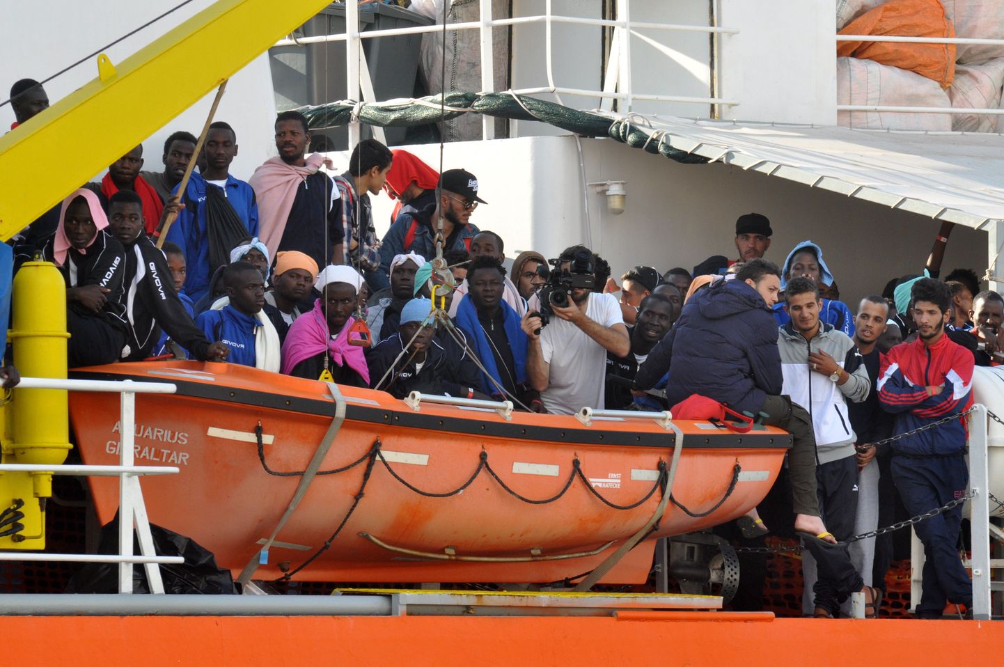 Läinud nädalal Vahemerel teel Liibüast Itaaliasse üles korjatud migrandid. Kesk-Vahemere rändetee on küll suures osas pidama saadud, kuid rändega seonduv on Euroopa Liidus endiselt emotsionaalne teema.