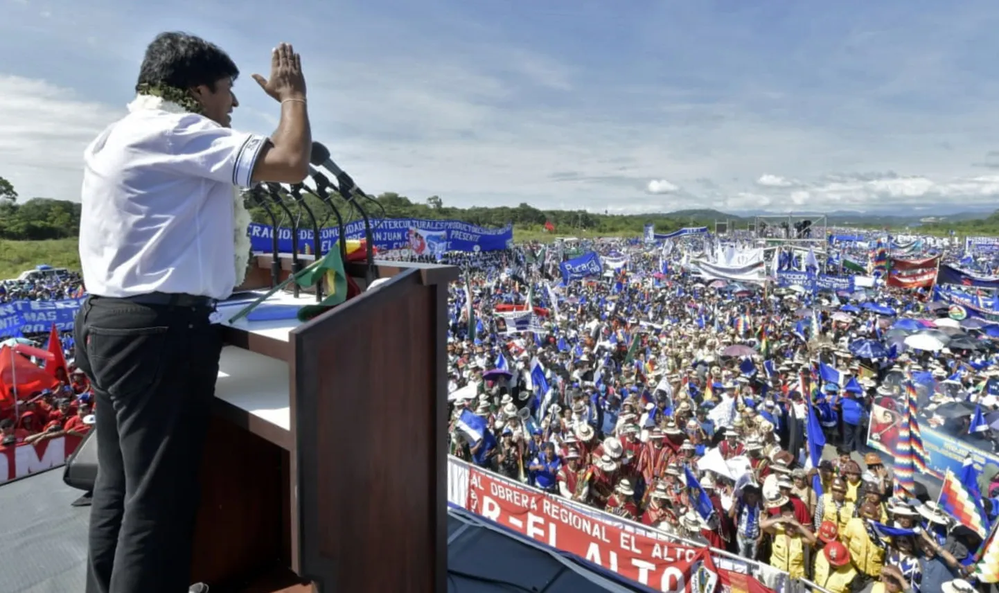 President Evo Morales kõnelemas toetajatel valimiskampaania avaüritusel.