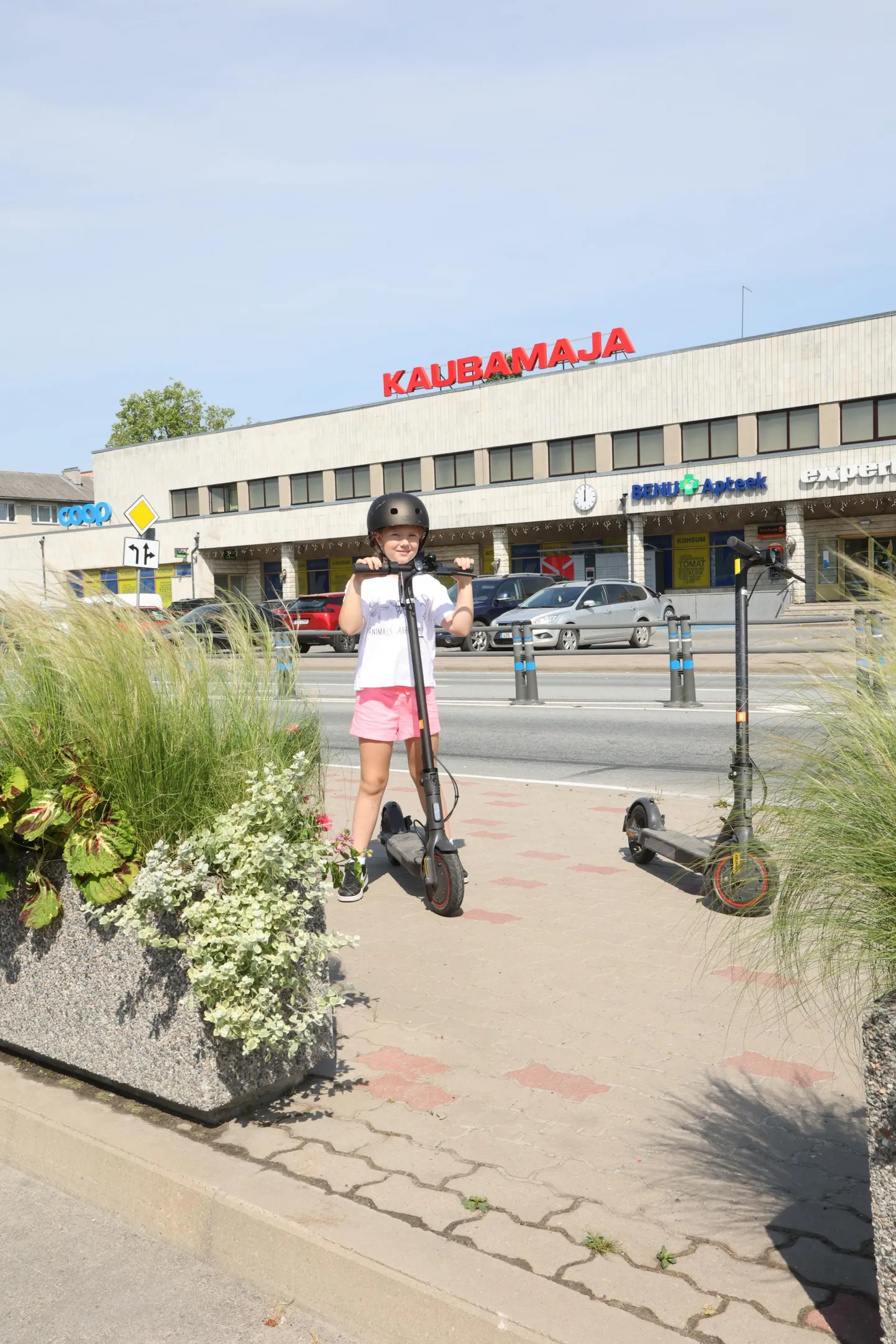 8aastasel Karolinil on tõuksisõit juba selge, teisel rendirattal saab ta ka sõbra sõidutiirule seltsiks kaasa kutsuda.