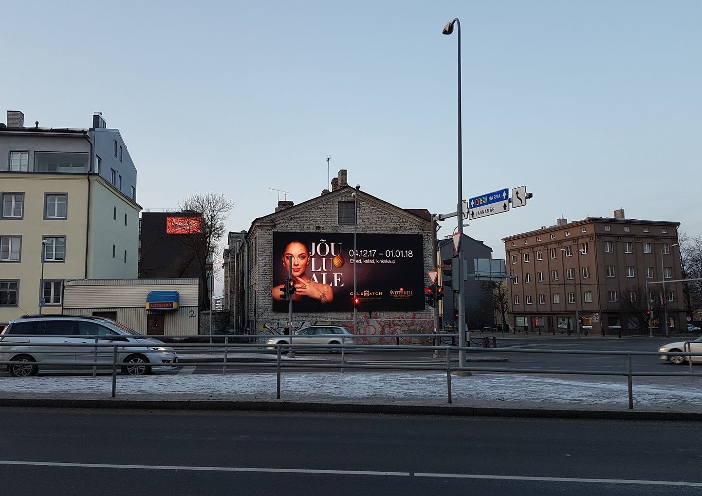 Linnaosavalitsuse loata paigaldatud ekraan Tartu maantee ja Odra tänava ristmikul.