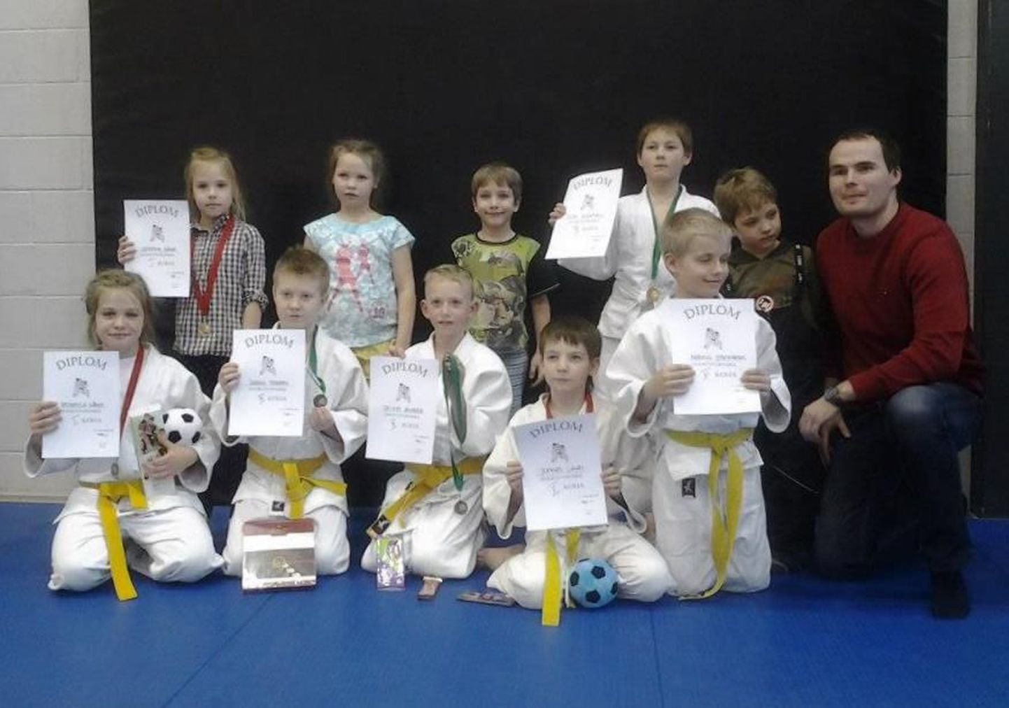 Edukad Pärnu Samurai klubi judokad koos treener Asko Loogaga.