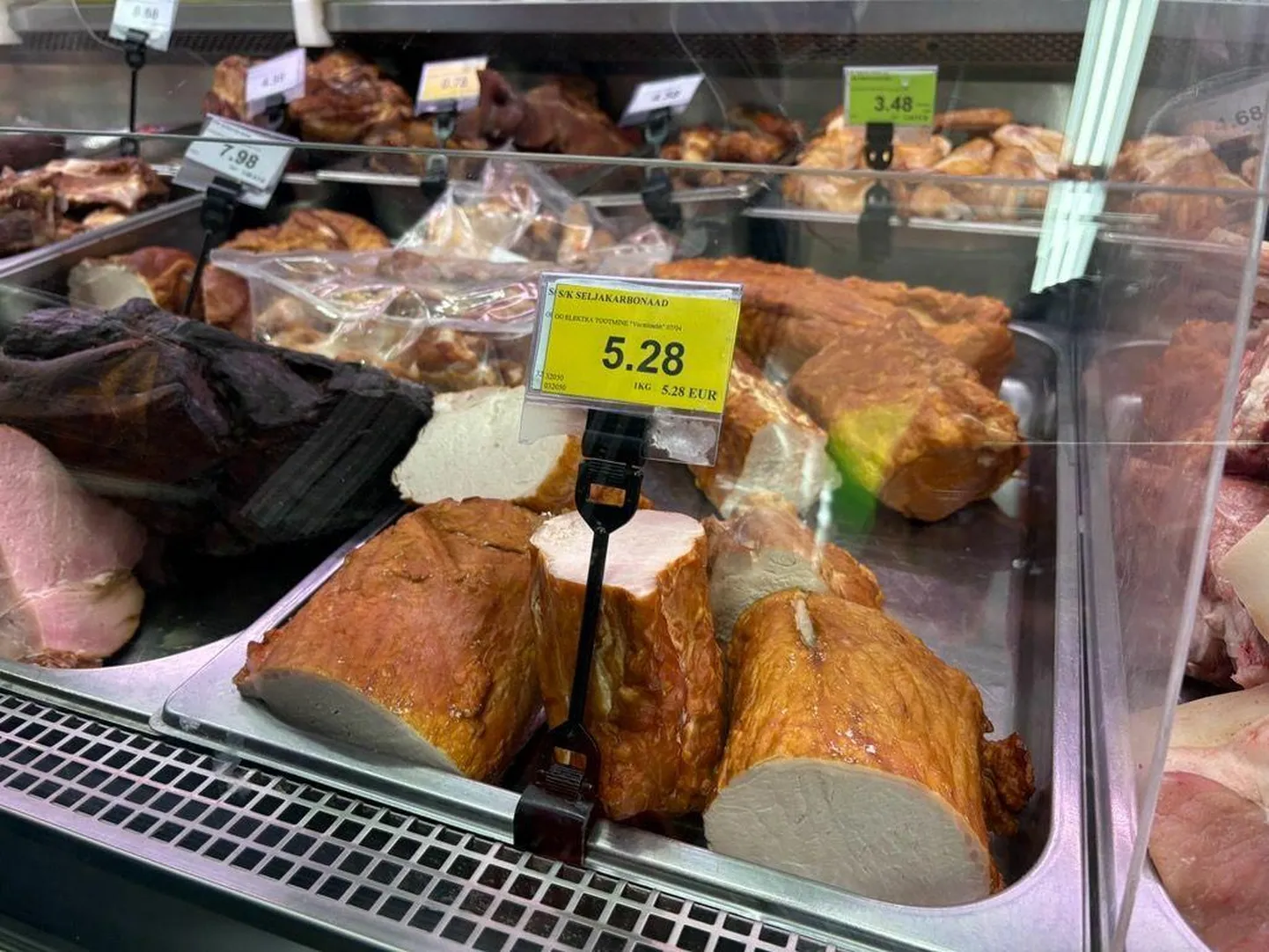 1. aprilli ennelõunal ei olnud Viljandi kesklinnas asuva poe Grossi Toidukaubad lahtise leti toodete juures ühtki säilivuskuupäeva, kuigi see on üks elementaarsemaid andmeid, mis peab toiduainete juures kajastuma.