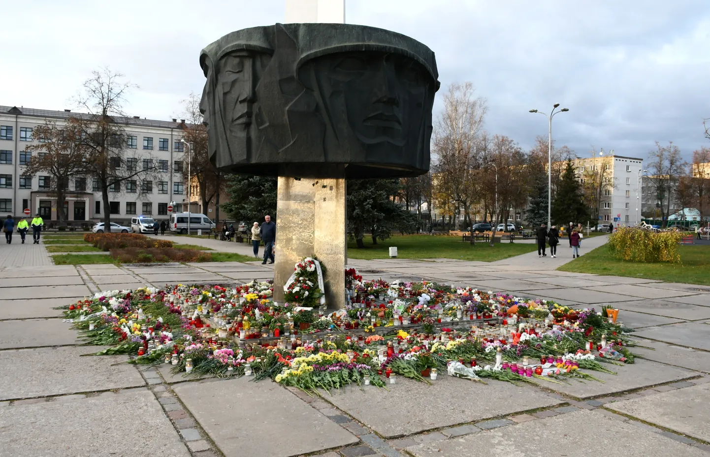 Pēc Daugavpils mēra aicinājuma, pie nojaucamā pieminekļa Otrā pasaules kara padomju karavīriem Slavas skvērā Daugavpilī nolikti ziedi un svecītes.