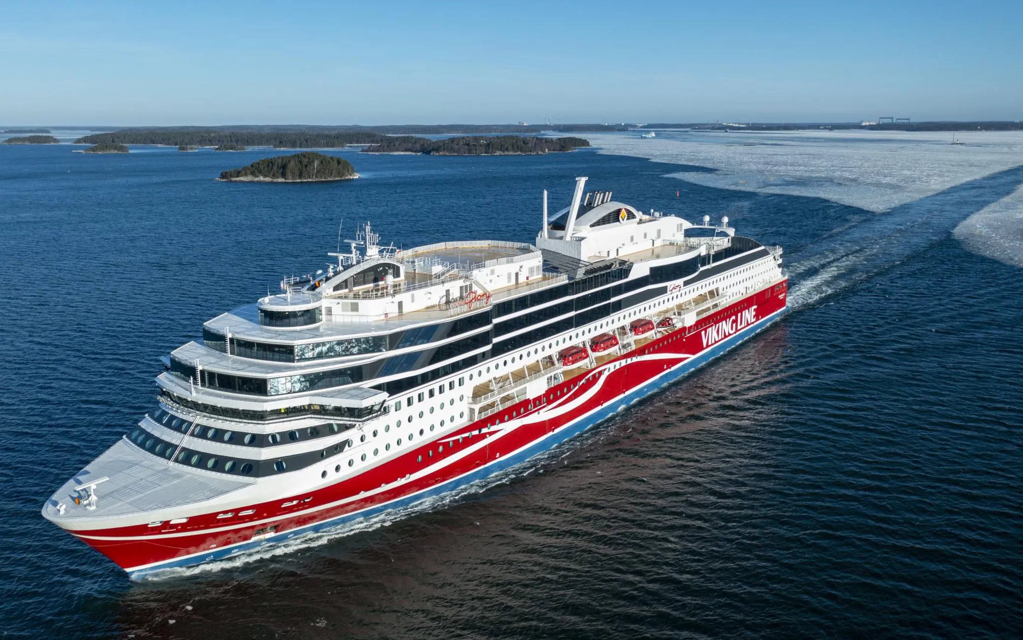 Väljuva suuna turismindus on pikka aega püsinud «rasketest jääoludest» korraks vabamas vees. Pildil Viking Line reisilaev Glory.