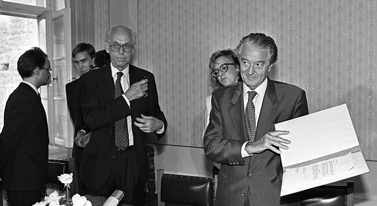 Avaldus ÜRO-le iseseisvuse küsimuses. Eesti Vabariigi välisminister Lennart Meri annab allakirjutatud avalduse üle Prantsuse Vabariigi välisministrile Roland Dumas´le viimase visiidi ajal Tallinnas. Vasakul nõunikud Tiit Pruuli ja Toivo Klaar. 30.08.1991