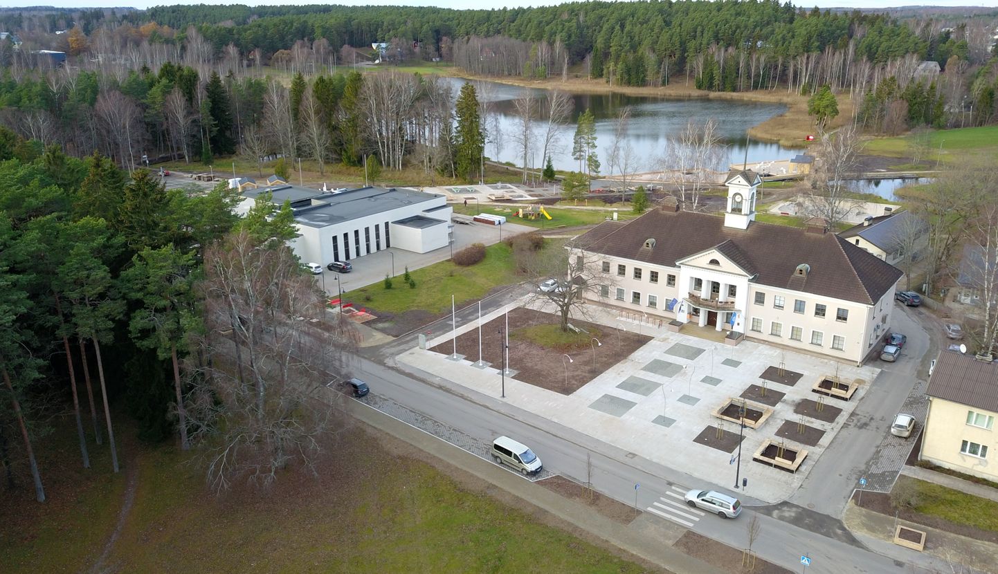 Elva Kesk tänav, vallavalitsus, kultuurikeskus ja taamal paistab Arbi järv.