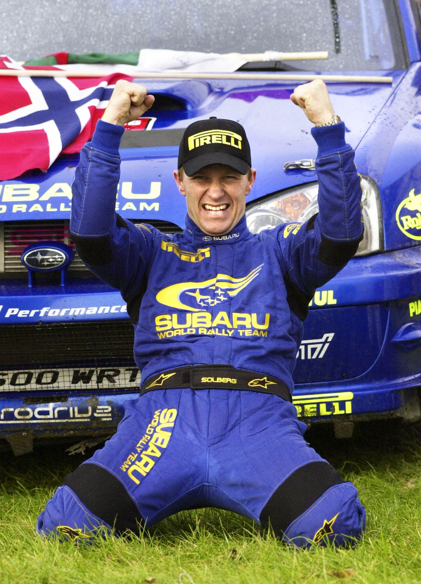 Norralane Petter Solberg tähistamas oma esimest WRC tiitlivõitu pärast edukat Briti rallit Walesis 2003. aastal