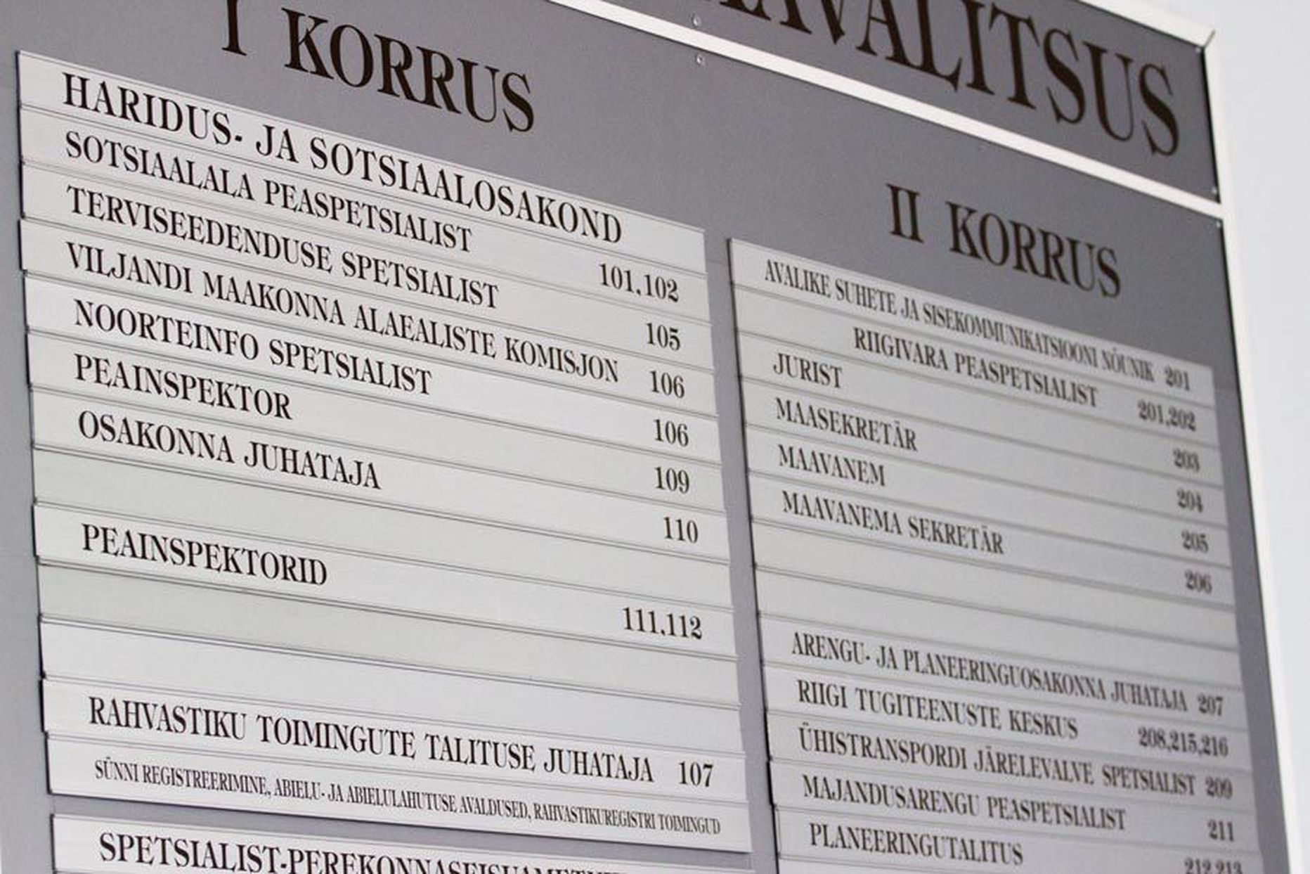 35 maavalitsuse töötajat saavad uue aasta alguseks ametist priiks. Osa neist jätkab tööd mõne teise riigiasutuse all, kuid enamikule lõpeb 2017. aasta koondamisega.