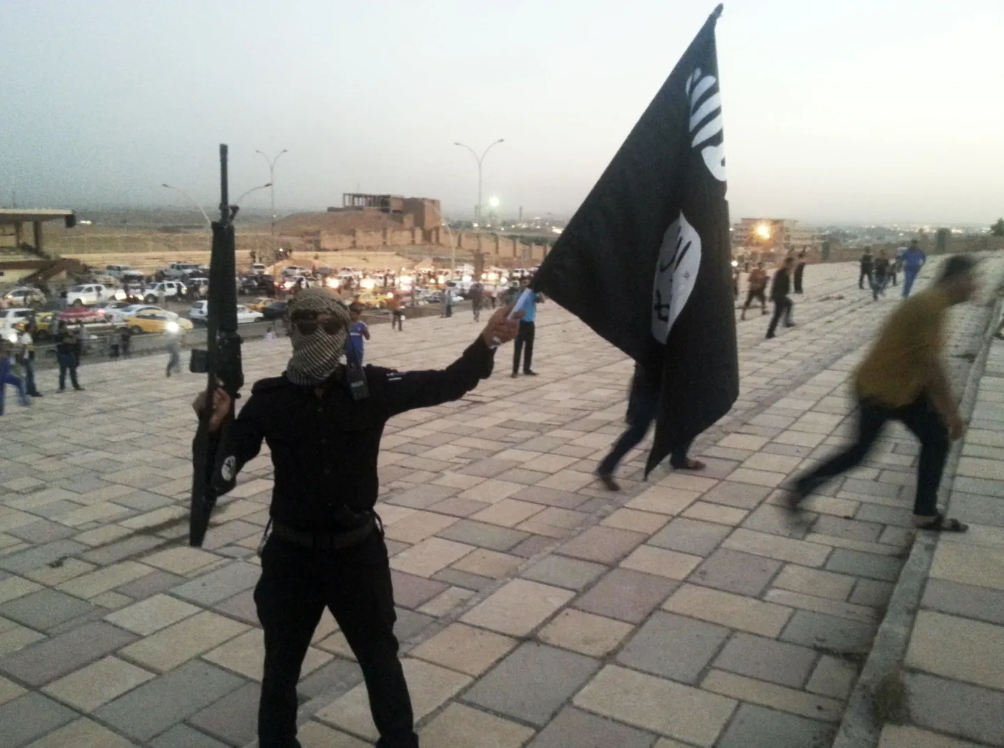 ISISe sõdalane Iraagis Mosuli lähedal lipuga lehvitamas.