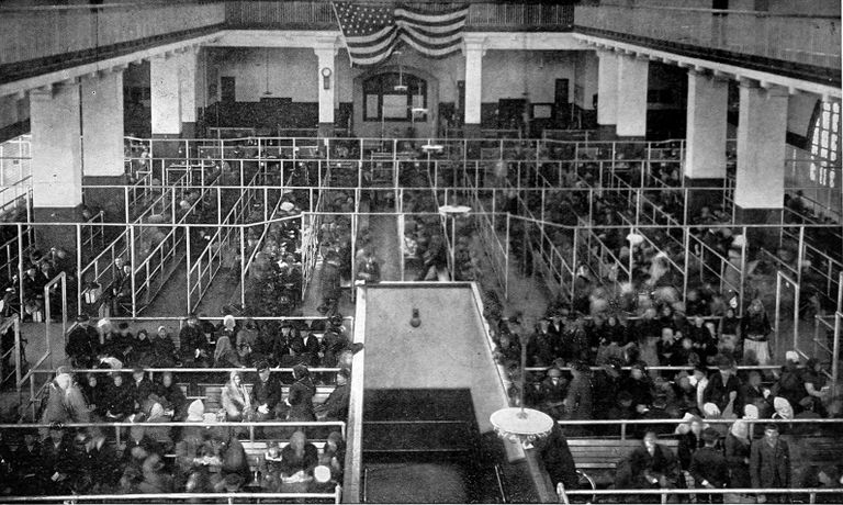 Ellis Islandi vastuvõtusaal aastal 1911