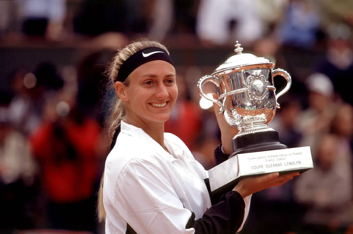 Prantsusmaa tenniselegend Mary Pierce 2000. aasta Roland Garrosil võidutrofeega.