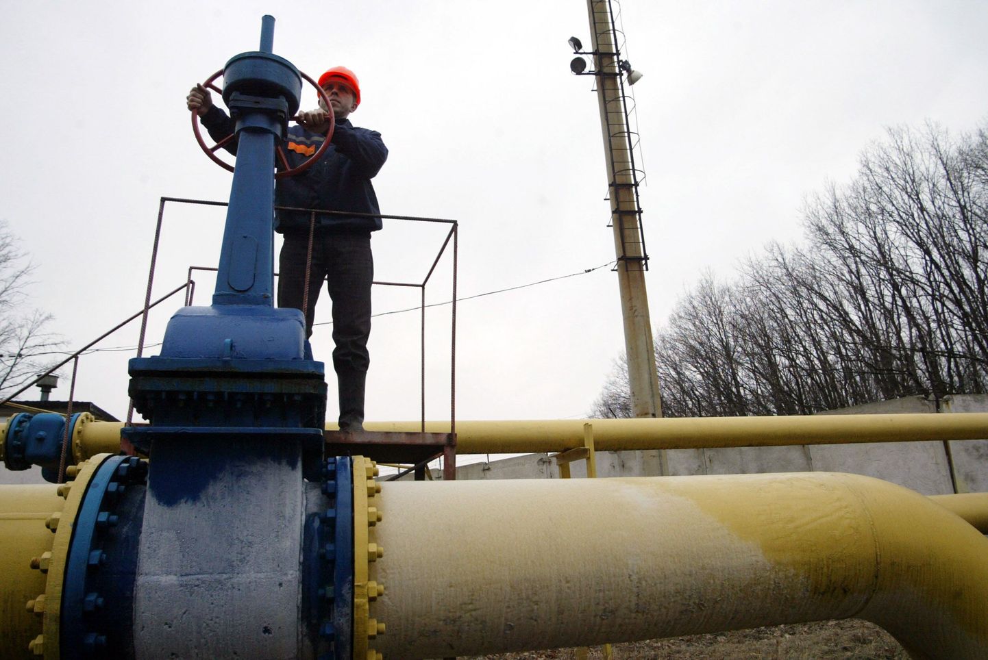 Ukraina tööline keeramas gaasikraani Donetski lähedal.