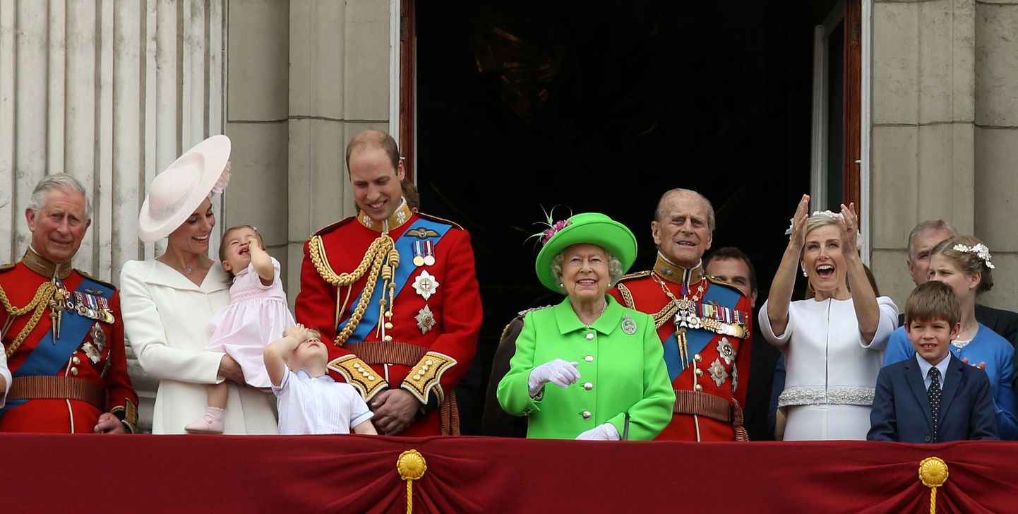 Briti kuningliku pere liikmed Buckinghami palee rõdul. Esiplaanil kuninganna Elizabeth II