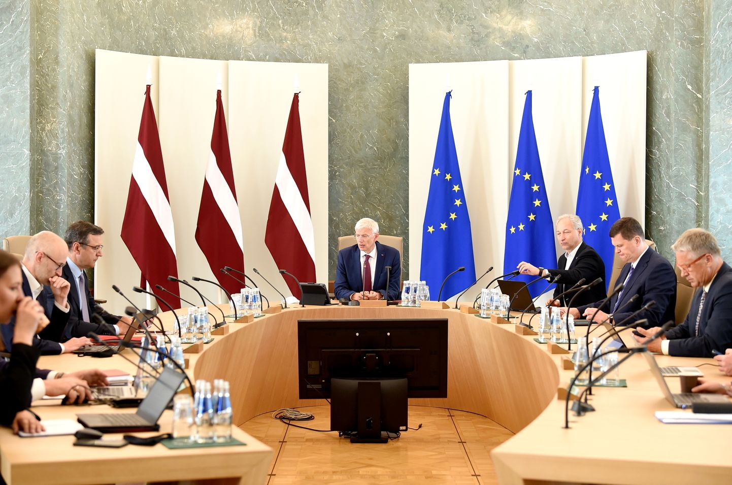 Ministru prezidents Krišjānis Kariņš vada Ministru kabineta ārkārtas sēdi.
