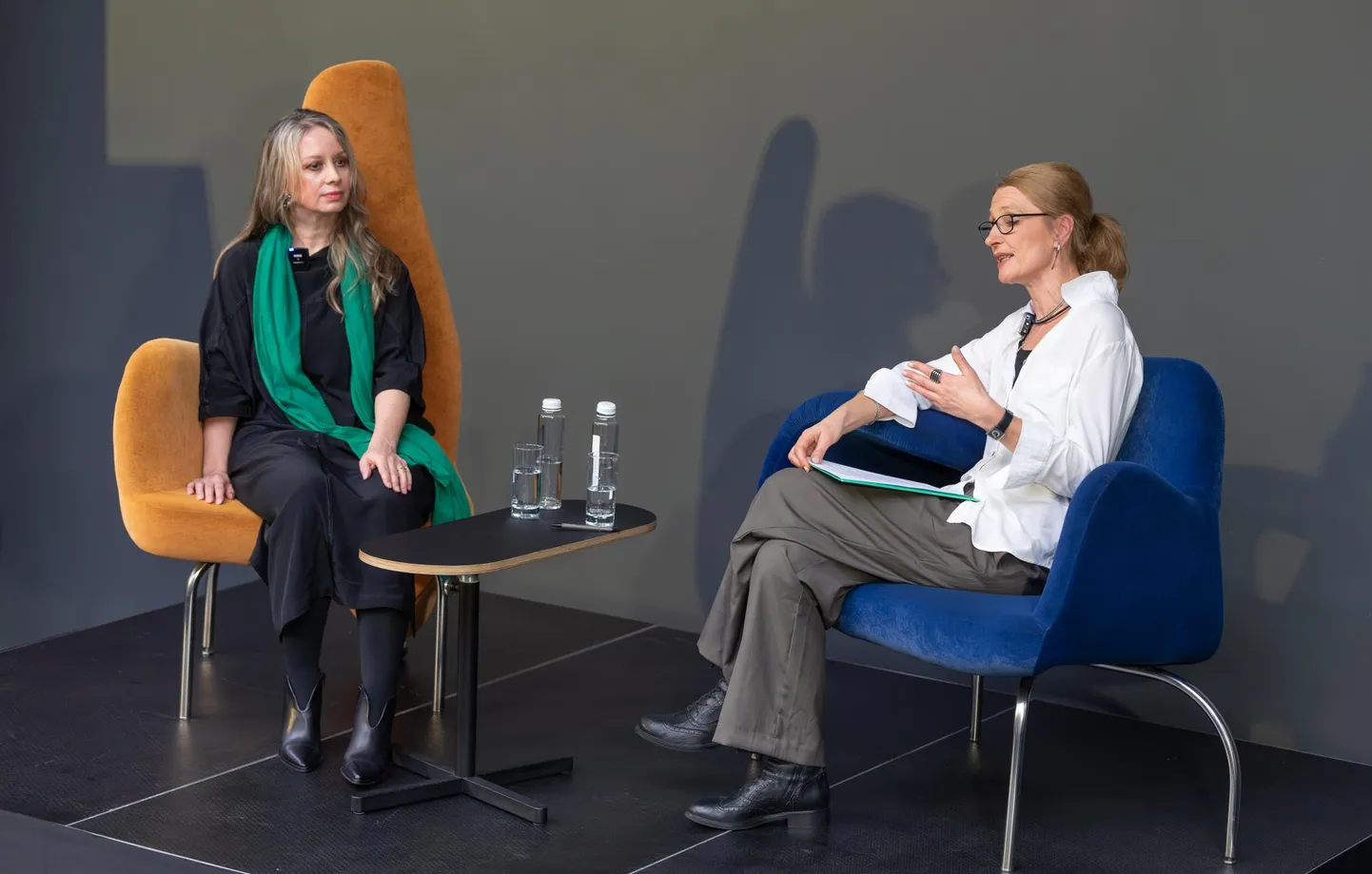 Eesti Kunstiakadeemia rektorikandidaadid Kirke Kangro (vasakul) ja Hilkka Hiiop pidasid teisipäeval EKA aulas maha avaliku debati.