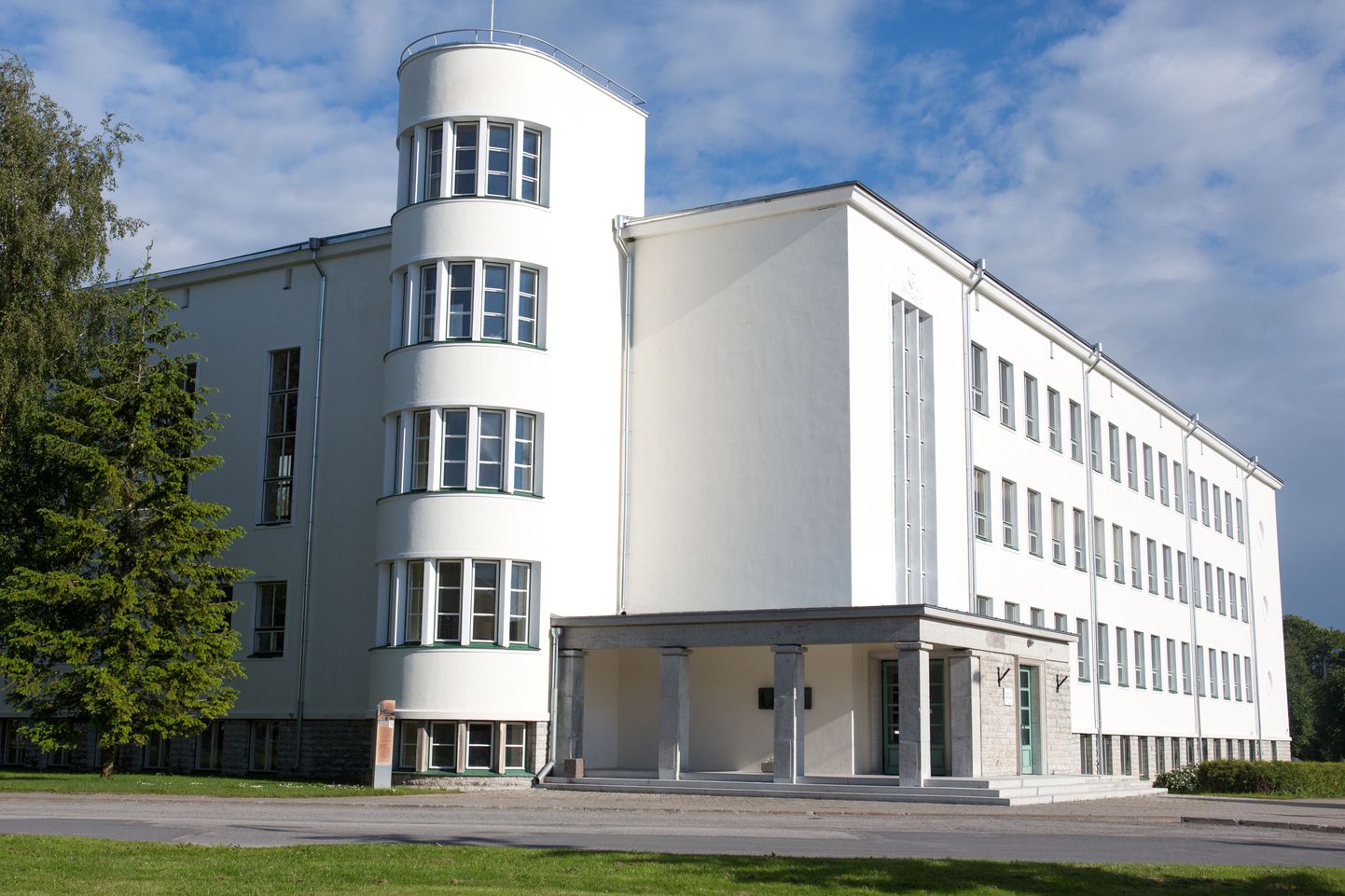 Rakvere Gümnaasium - Alar Kotli projekteeritud kaunis koolimaja.
