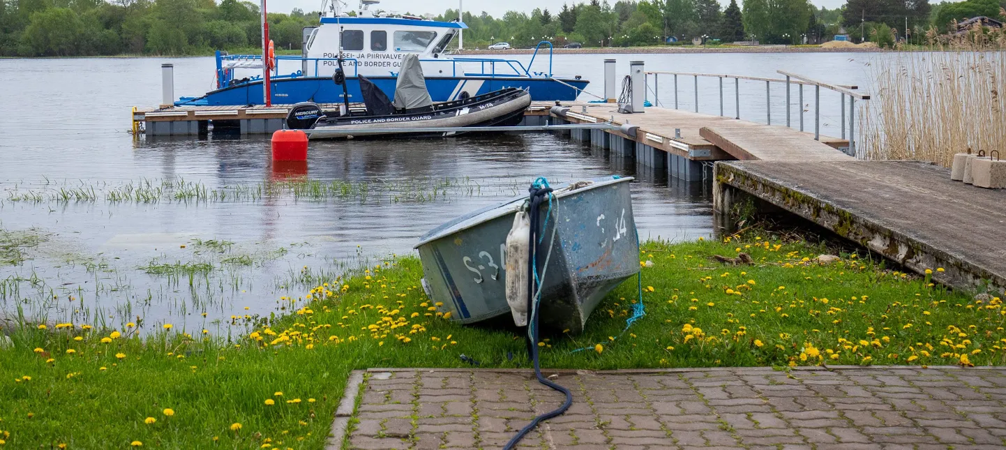 Piirivalvurid pukseerisid paadi koos omanikuga sadamasse. Foto on illustratiivne.