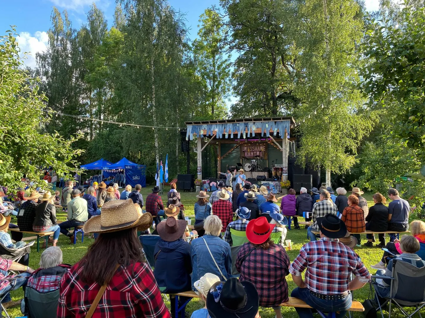 Laupäeva õhtul tegi Urissaare rantšo väravad lahti ja pidu võis alata.