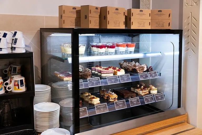 Maiasmokkasid peibutavad pokaalidesserdid ja lopsakad koogid. FOTO:
