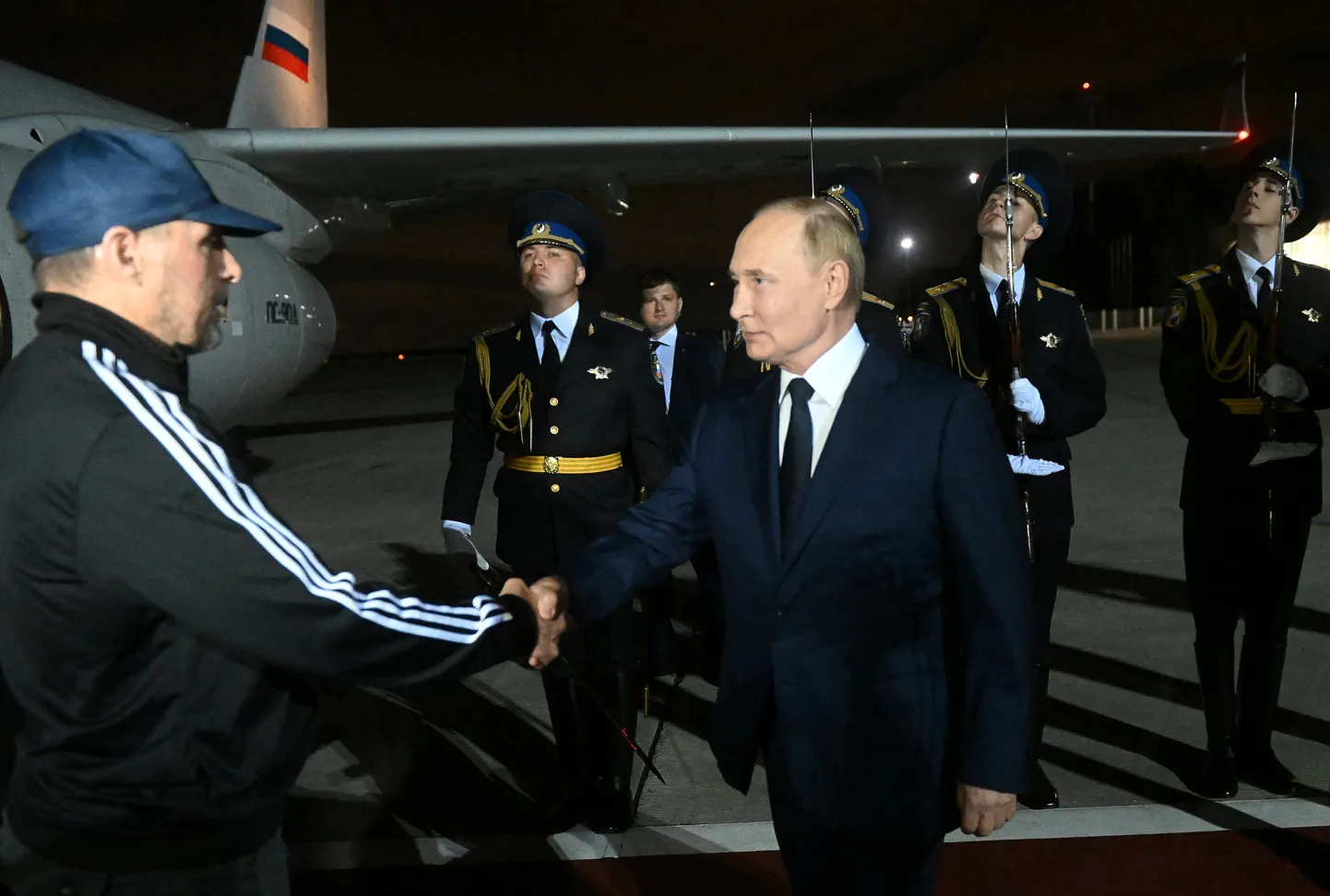 Vladimir Putin kätleb Saksamaa vanglast naasnud palgamõrtsuka Vadim Krasikoviga 1. augustil 2024. a.