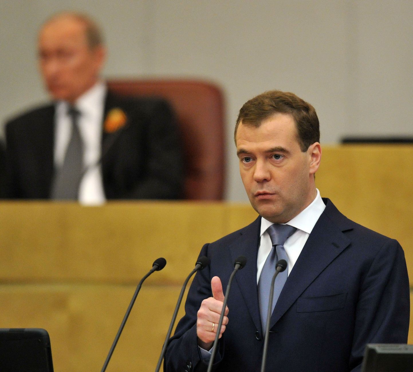 Dmitri Medvedev riigiduuma kõnetoolis.