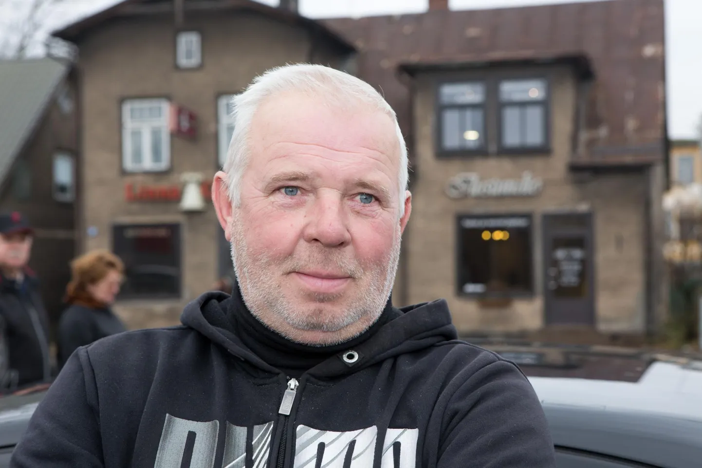 ATV-ga sõita armastav Mati Reinup lükkab aeg-ajalt Uueveski elurajooni pikkadel tänavatel kõnniteid lumest puhtaks.