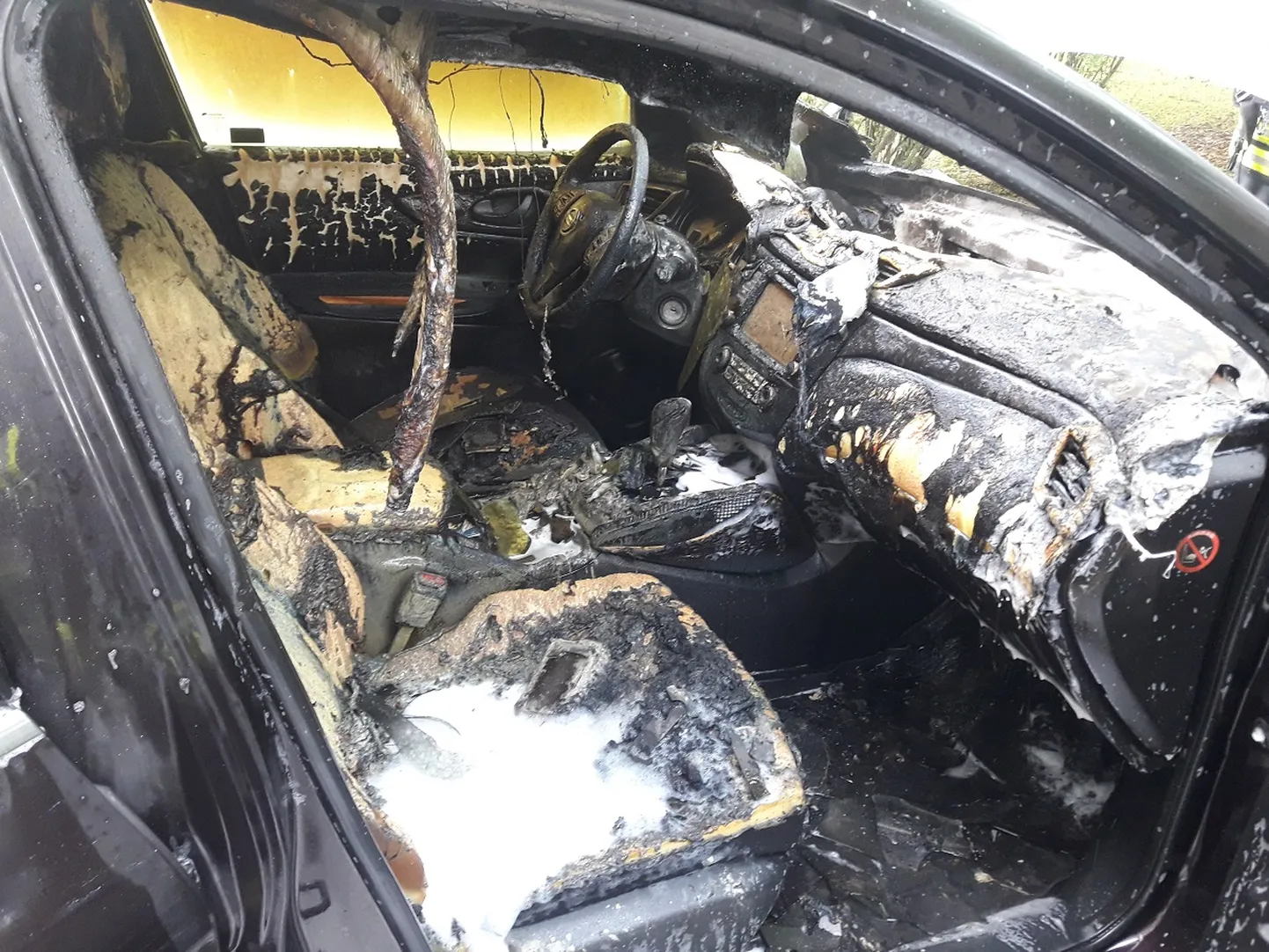 Сгоревший в центре Йыхви легковой автомобиль.