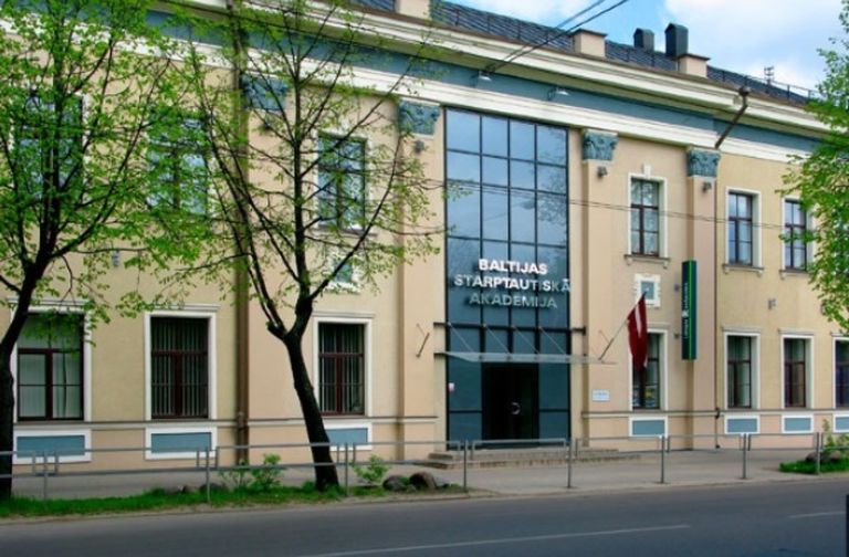 В здании бывшего клуба РКИИГА сейчас находится Балтийская Международная Академия
