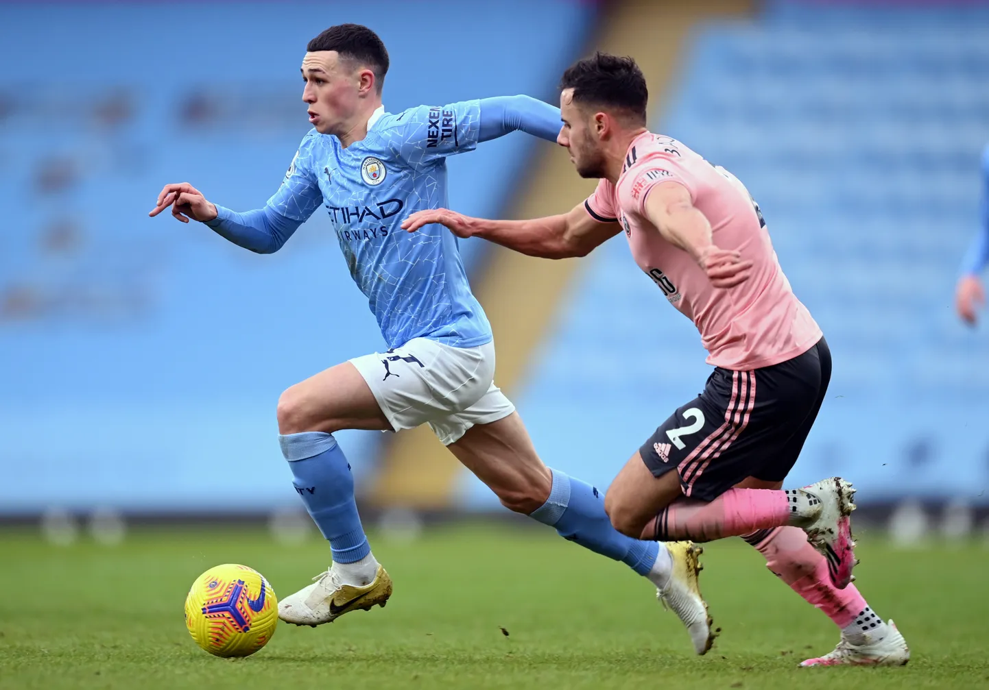 Manchester City'i mängija Phil Foden (vasakul) ja Sheffield Unitedi pallur George Baldock.
