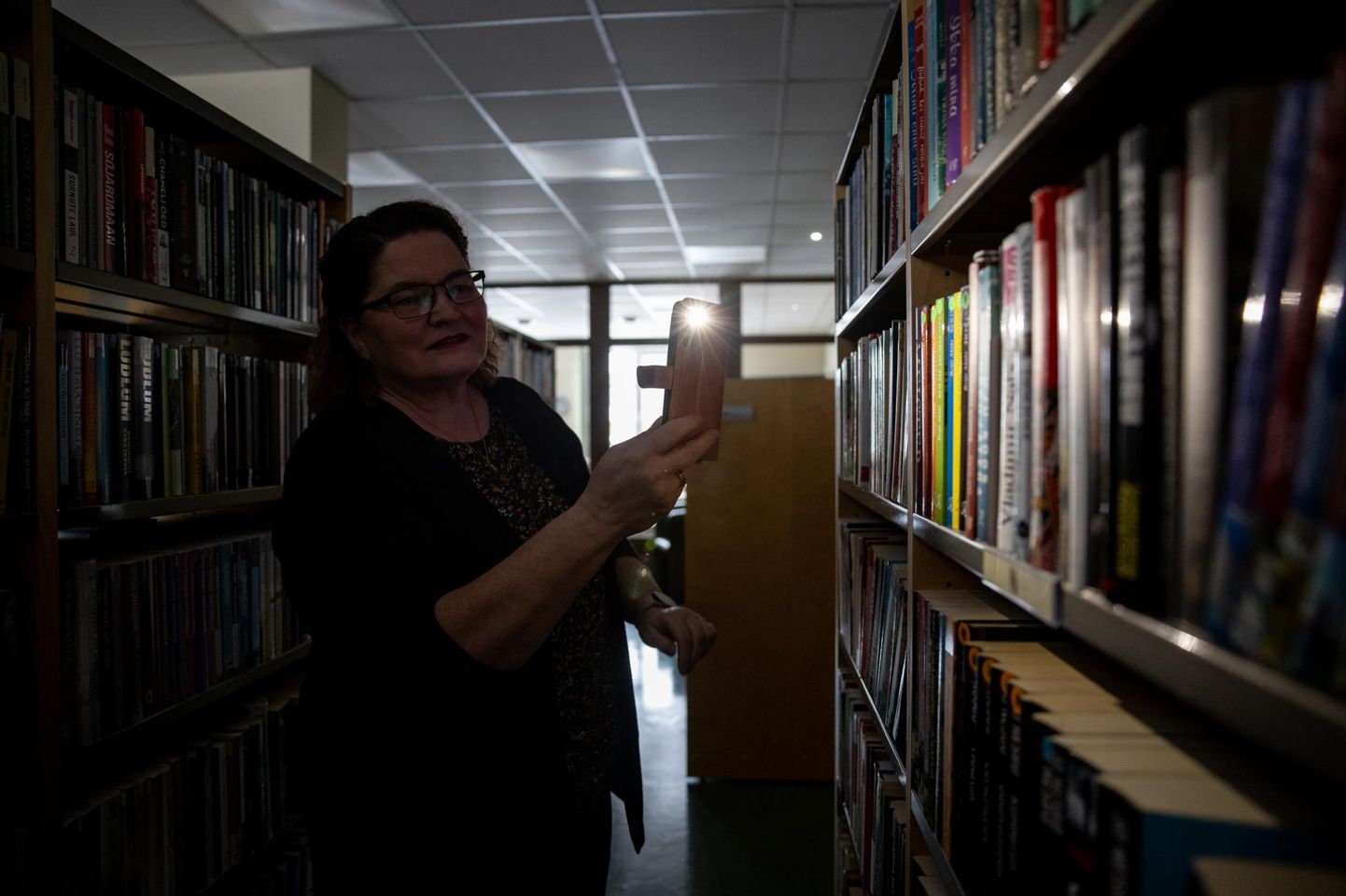 Библиотекарь Теа Сылг надеется, что библиотеку не придется закрывать. Даже, если придется работать при свечах.