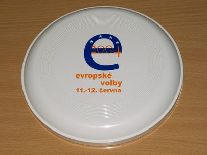 Летающая тарелка, рекламирующая европейские выборы 2004 года в Чехии.