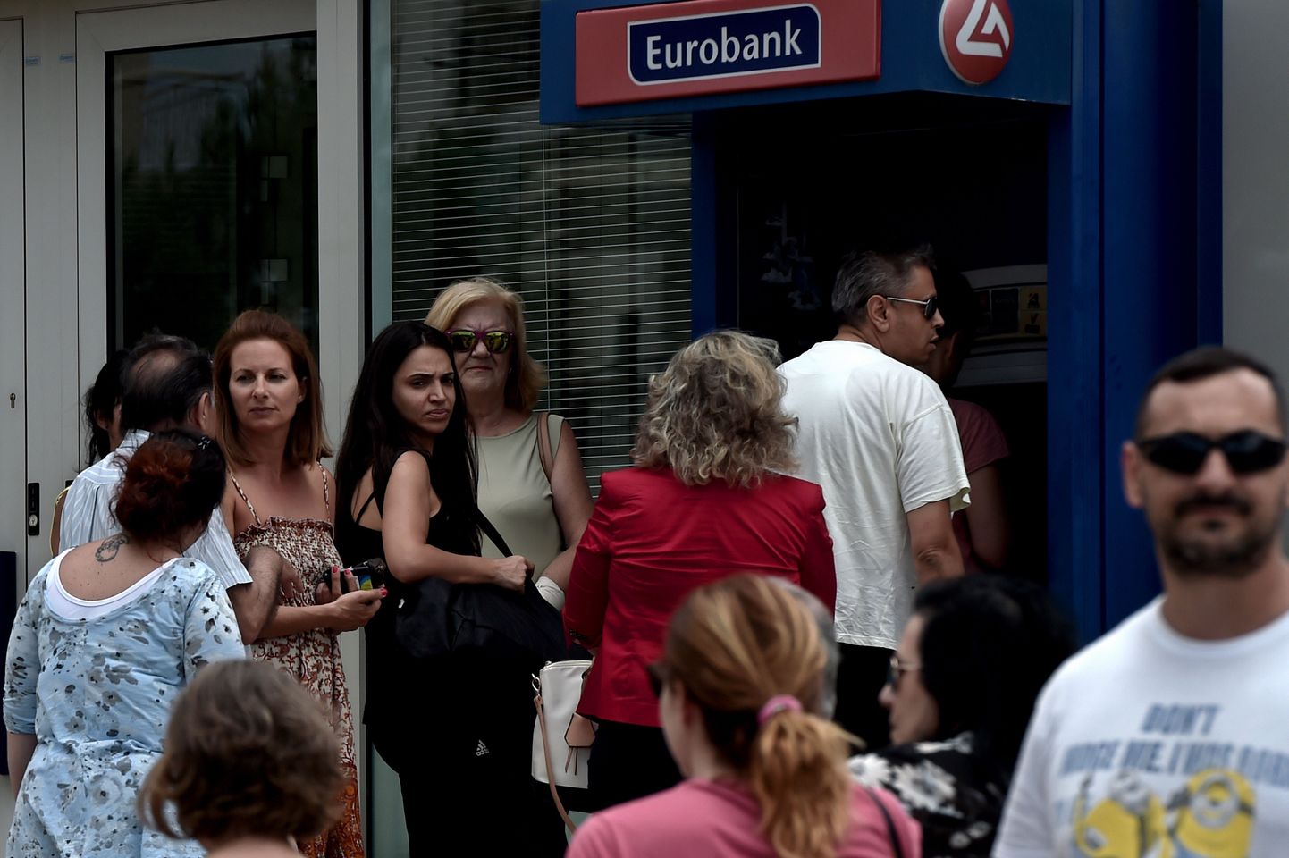 Järjekord Kreekas pangaautomaadi juures enne kapitalikontrolli kehtestamist.
