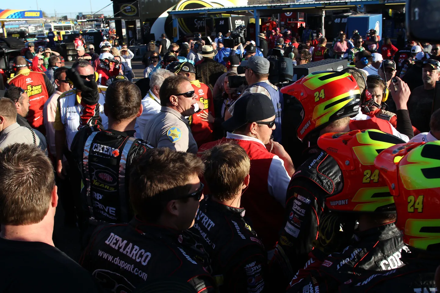 Clint Bowyeri ja Jeff Gordoni vahel puhkes kaklus.
