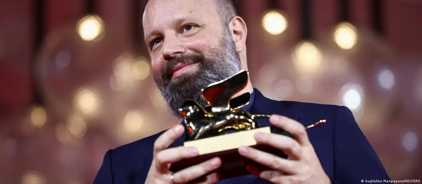 Режиссер Йоргос Лантимос с "Золотым львом" Венецианского кинофестиваля 2023 года