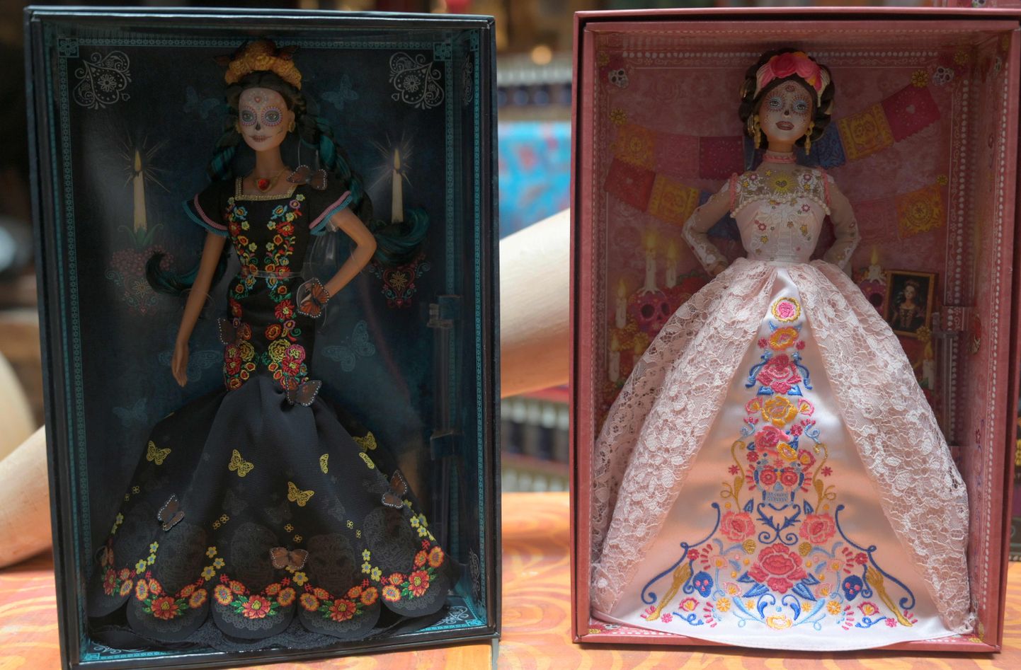 Mehhikos pühakutepäeval tähistava surnutepäeva puhuks valminud Barbie nukud.