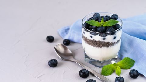 Sinimustvalge rukkileiva-kohupiimadessert