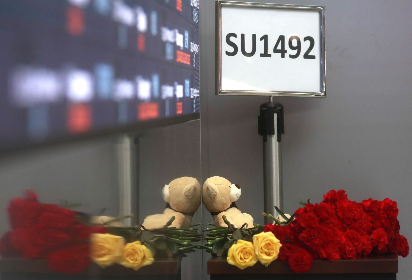 Цветы и игрушки принесенные в память о жертвах авиакатастрофы в Шереметьево.