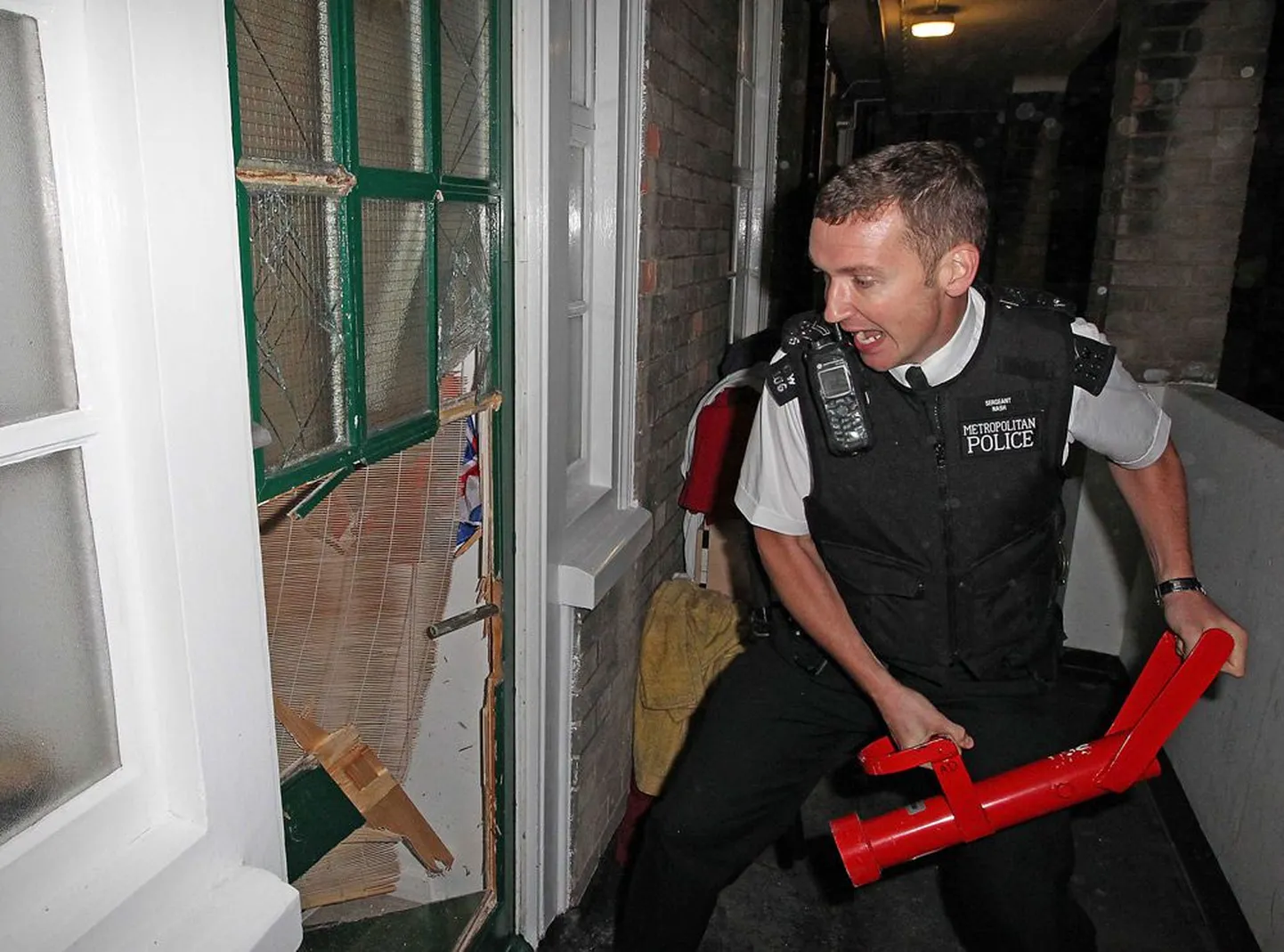 Полиция Лондона арестовывает участников беспорядков.