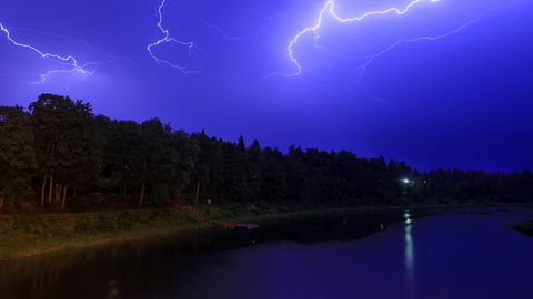 Vietām gaidāms ļoti stiprs lietus un pērkona negaiss; pēcpusdienā būs spēkā oranžais brīdinājums