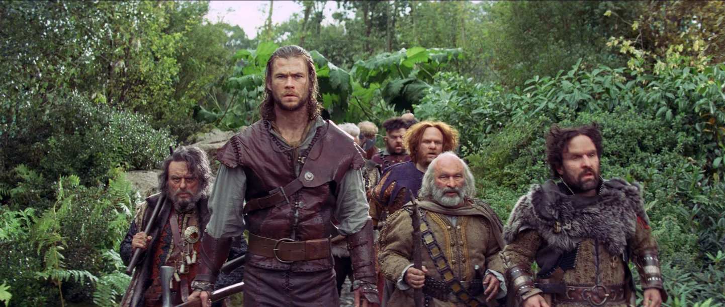 Kaader filmist «Lumivalgeke ja kütt». Esiplaanil Chris Hemsworth
