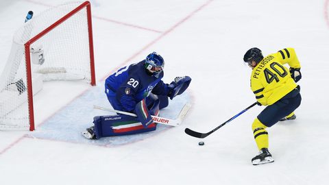 Zviedrijas hokejisti vien trešajā periodā nokārto uzvaru pār Itāliju