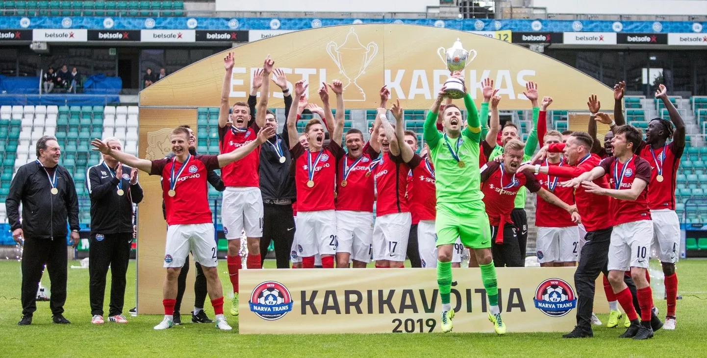 Narva Transi meeskonna triumfihetk Lilleküla staadionil: Evald Tipneri nimeline Eesti karikas on Narva Transi väravavahi ja kapteni Marko Meeritsa pea kohal.