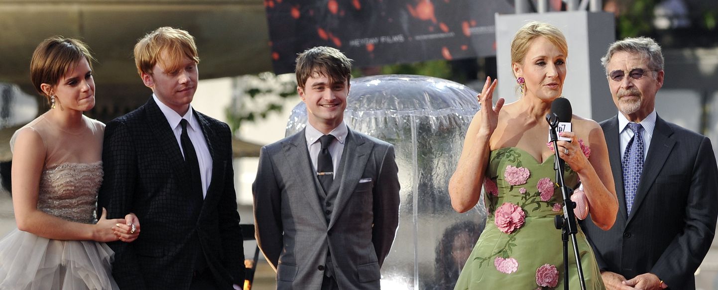 J. K. Rowling koos Harry Potteri näitlejatega sarja viimase filmi esitlusel.
