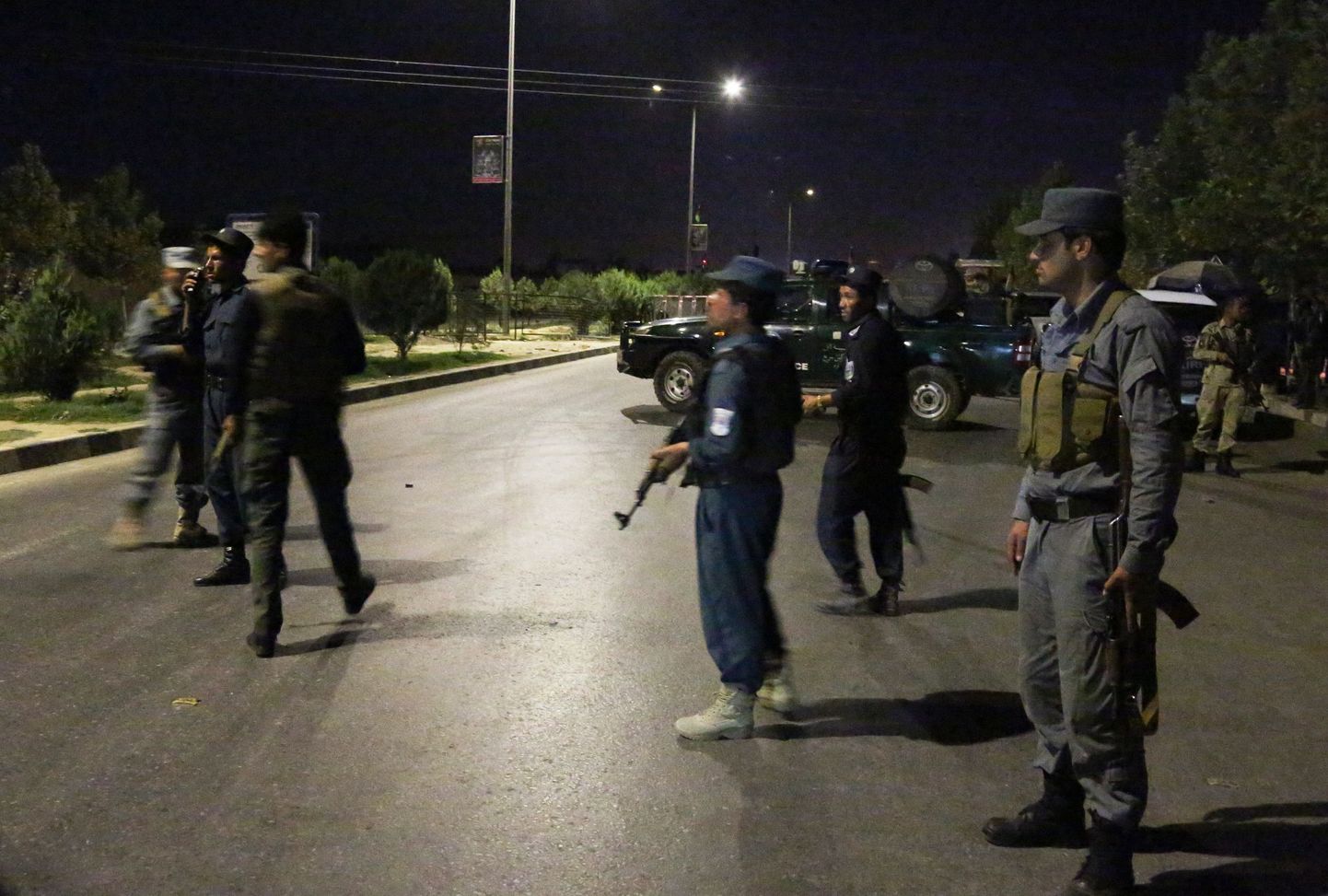Afganistani politseinikud turvavad rünnakupaika Kabulis.
